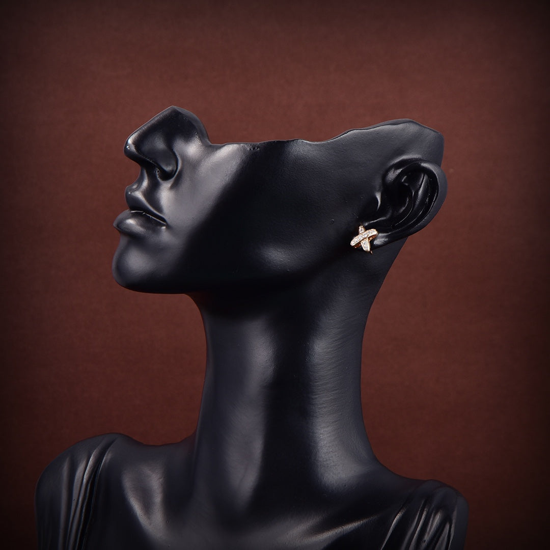 ```json
[
  {
    "translated_text": "[Clover Jewelry]JEUX GOLD DIAMOND OHRRINGE",
    "original_text": "[Clover Jewelry]JEUX DE GOLD DIAMOND EARRINGS"
  }
]
```