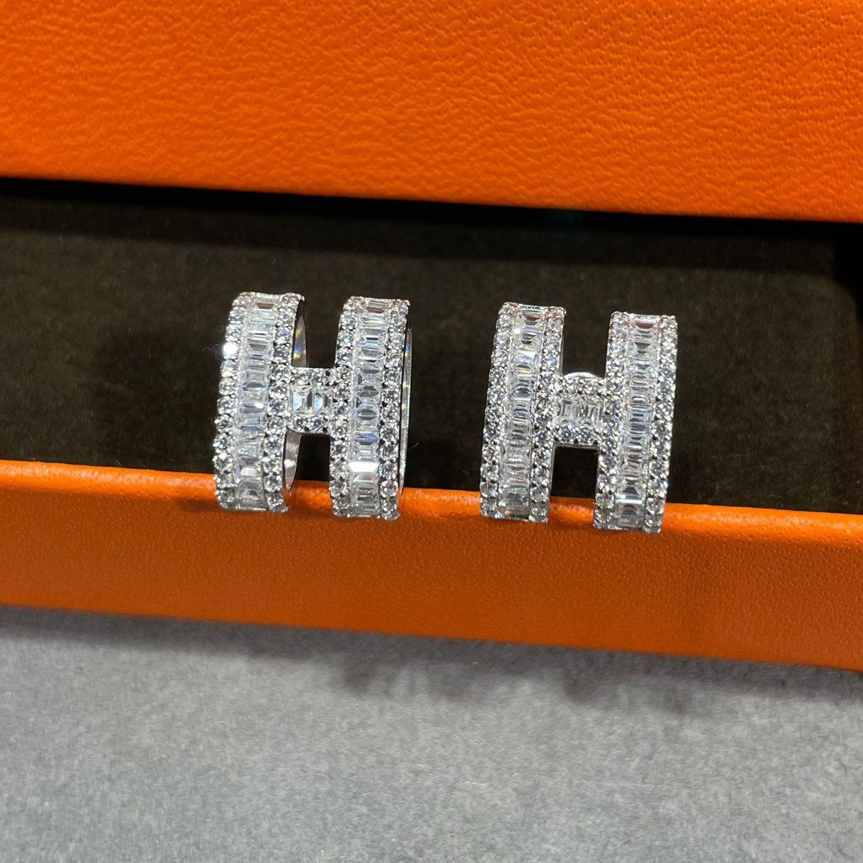 [Clover Jewelery]H STUD EARRINGS WITH SILVER DIAMONDS