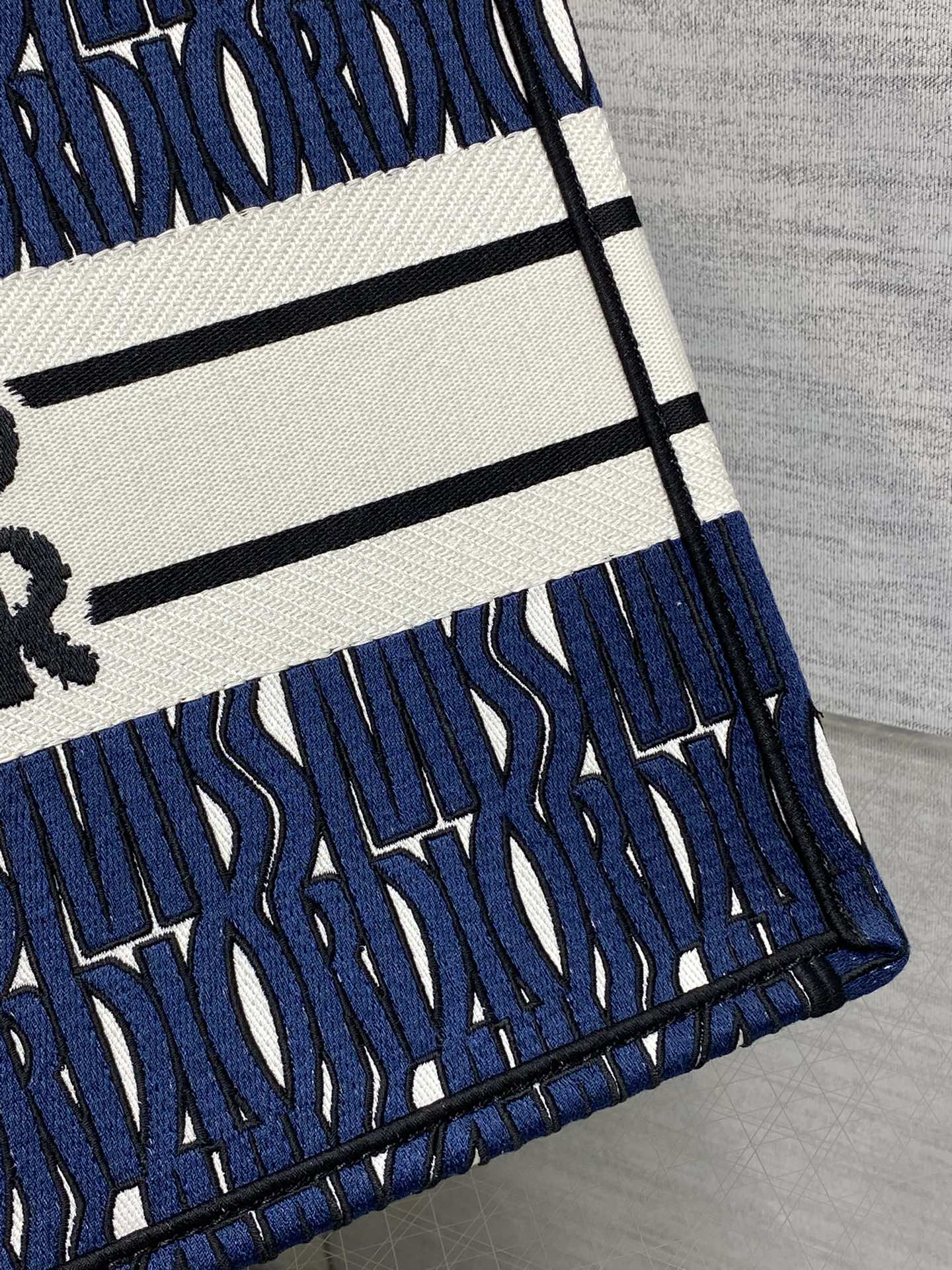 MISS MEDIUM TOTE 36 IN WHITE MIX DEEP COVE BLUE CANVAS