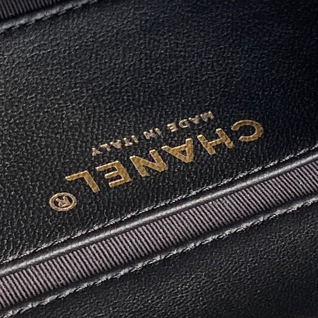 25C FLAP BAG 18 IN BLACK SMOOTH LAMBSKIN GOLD HARDWARE