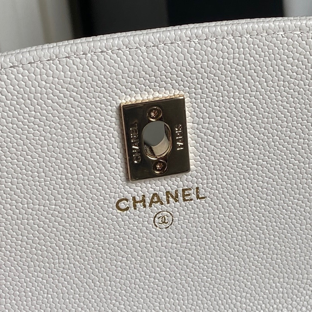 25C FLAP BAG 18 IN WHITE SHINY GRAINED CALFSKIN GOLD HARDWARE