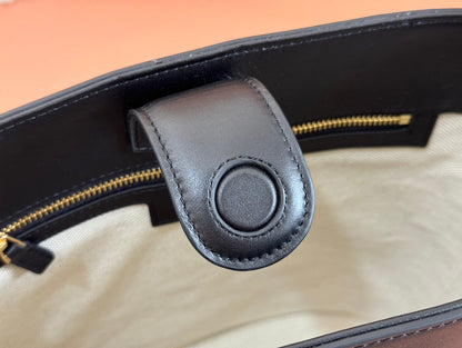 73 MEDIUM BUCKET BAG 27.5 IN BLACK SMOOTH CALFSKIN