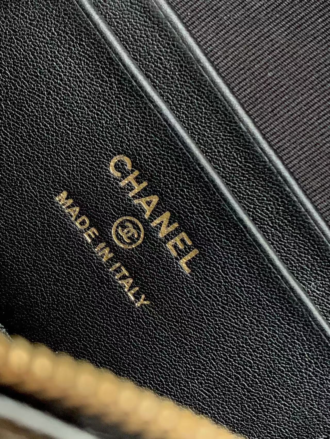 VANITY CASE 19 IN BLACK GRAINED CALFSKIN GOLD HARDWARE