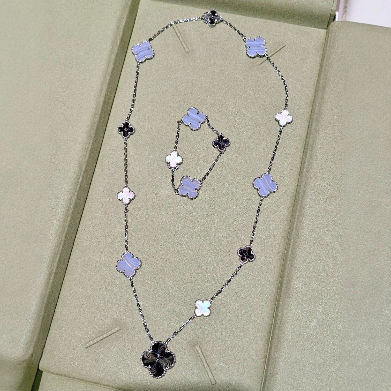 [Clover Jewelry]ABNEHMBARE KLEEBLÜTEN-HALSKE. MIT 15(11+4) BLUMEN-ANHÄNGERN, SILBER