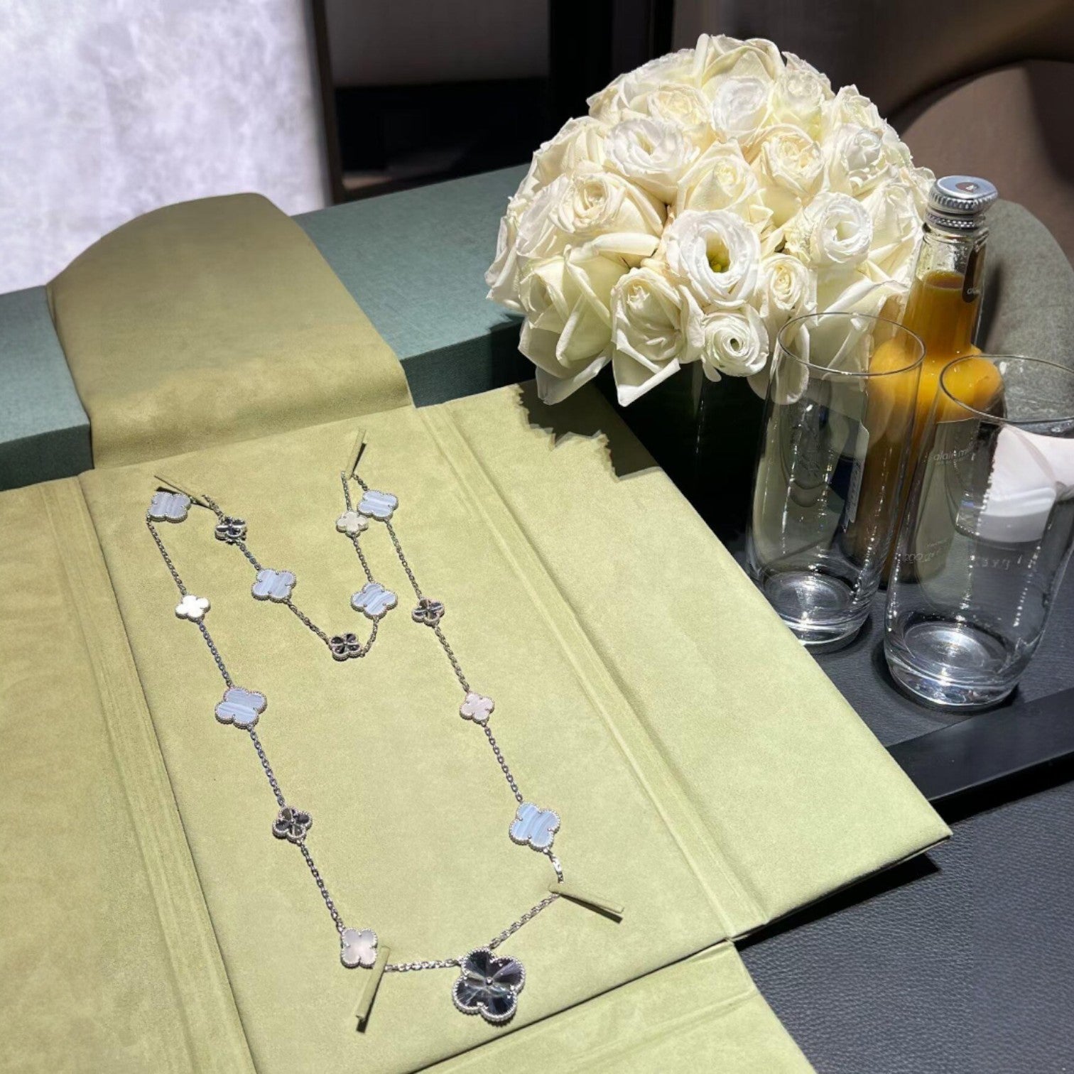 [Clover Jewelry]ABNEHMBARE KLEEBLÜTEN-HALSKE. MIT 15(11+4) BLUMEN-ANHÄNGERN, SILBER