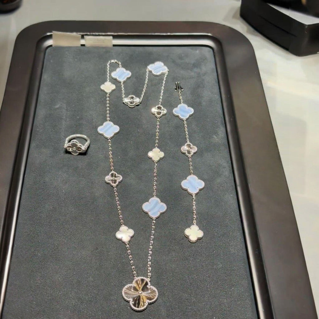 [Clover Jewelry]ABNEHMBARE KLEEBLÜTEN-HALSKE. MIT 15(11+4) BLUMEN-ANHÄNGERN, SILBER