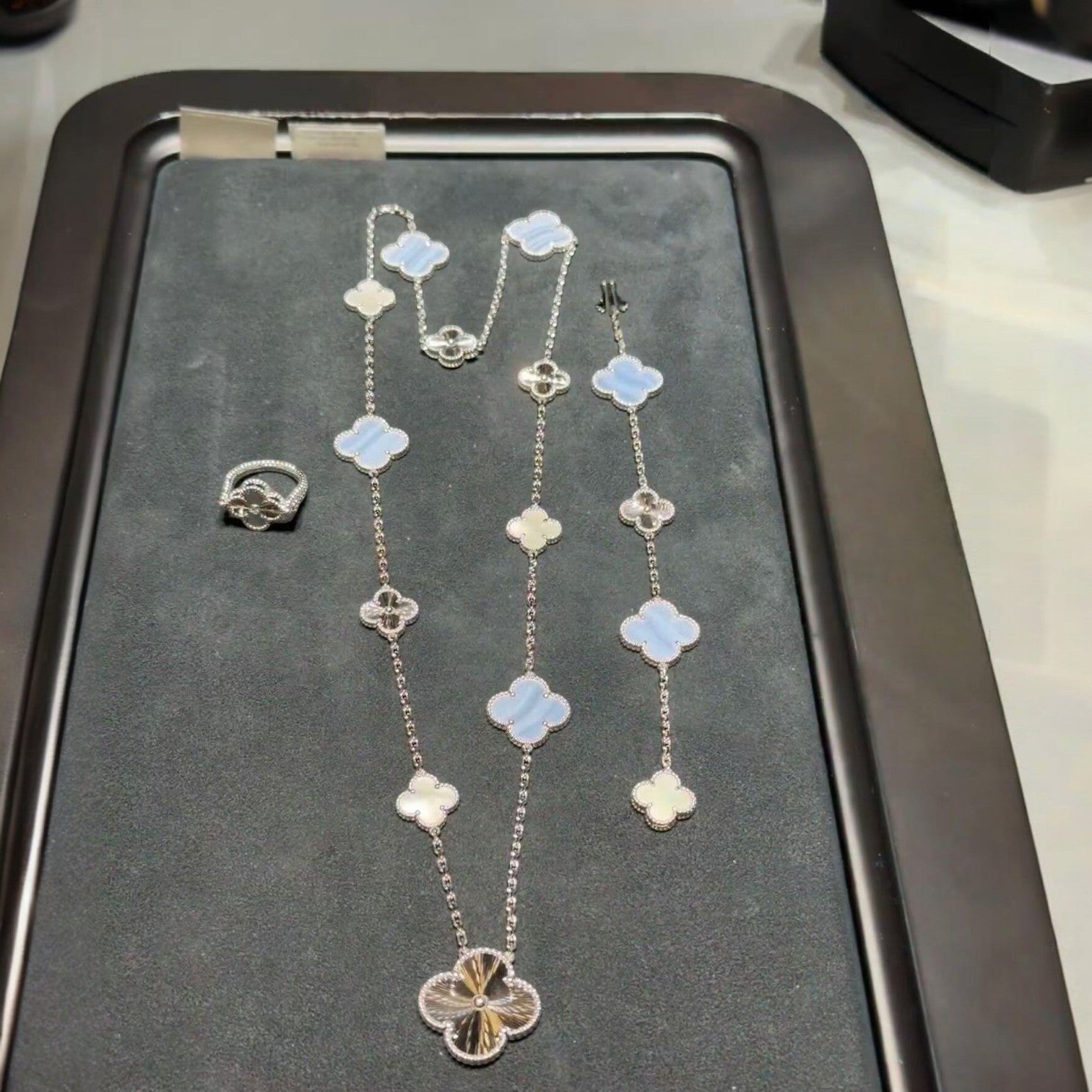 [Clover Jewelry]ABNEHMBARE KLEEBLÜTEN-HALSKE. MIT 15(11+4) BLUMEN-ANHÄNGERN, SILBER
