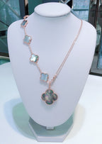 ```json
[
  {
    "Clover Jewelry": "KLEEBRIFURM BAND MIT 5 MOTIVEN UND HALSKETTE AUS DUNKLEM PERLMUTT ROSÉGOLD"
  }
]
```