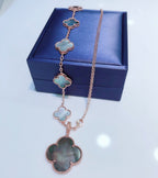 ```json
[
  {
    "Clover Jewelry": "KLEEBRIFURM BAND MIT 5 MOTIVEN UND HALSKETTE AUS DUNKLEM PERLMUTT ROSÉGOLD"
  }
]
```